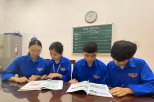 Học sinh Trường THPT DTNT tỉnh Lạng Sơn (tỉnh Lạng Sơn) cùng nhau học nhóm để hỗ trợ cho nhau. Ảnh Ngô Chuyên.