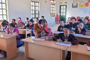 Một lớp học xóa mù chữ ở Hà Giang.