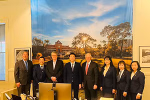 TS. Đoàn Trung Kiên (thứ 4 từ trái sang) cùng đoàn công tác thăm và làm việc tại Đại học Arizona, Hoa Kỳ. Ảnh NT.