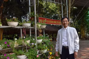 Ông Hà Trung Kiên chủ nông trại hoa, cây giống ở xã Hợp Thành - huyện Sơn Dương, tỉnh Tuyên Quang khởi nghiệp ở tuổi 44. Ảnh Ngô Chuyên.