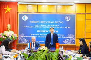 TS Đoàn Trung Kiên, Hiệu trưởng Trường ĐH Luật Hà Nội phát biểu tại buổi làm việc.