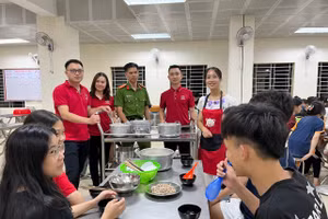 Nhiều tổ chức, các nhân cùng tham gia nấu cháo đêm hỗ trợ thí sinh tại Trường THPT DTNT tỉnh Lạng Sơn. 