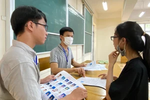 Thí sinh tham dự kỳ thi đánh giá tư duy năm 2022. Ảnh Ngô Chuyên.
