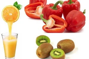 Những loại rau, quả chứa lượng vitamin C cao hơn cả cam. Đồ họa: NC.