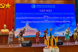 Trường ĐH Luật Hà Nội gặp mặt chúc Tết cổ truyền lưu học sinh Lào và Campuchia 