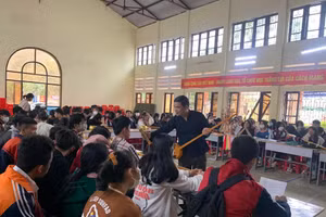 Nhiều trường học ở huyện Văn Quan, tỉnh Lạng Sơn tổ chức dạy hát Then, đàn tính. PT.