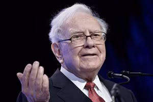 Warren Buffett trở thành thành viên thứ sáu của CLB 100 tỷ USD