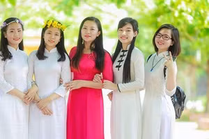 Cô Ngô Thị Thuý Nga – giáo viên môn Ngữ văn, Trường THPT Nghi Lộc 3, huyện Nghi Lộc (Nghệ An) cùng học trò của mình.