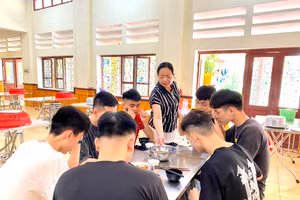 Cô Lương Ngọc Thanh – Phó hiệu trưởng Trường THPT DTNT tỉnh Lạng Sơn động viên học sinh tại bữa ăn. Ảnh Ngô Chuyên.