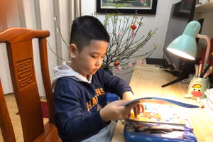 Nhiều học sinh ở Hà Nội đã được phụ huynh nhắc nhở chuẩn bị bài vở ngày mai đến trường. Ảnh NVCC.