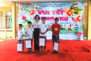 Những món quà Trung thu được nhà trường trao đến tay học sinh nghèo. Ảnh NT.