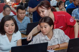 100 giáo viên tiểu học và THCS đến từ 32 trường học trên địa bàn huyện Điện Biên Đông tham gia huấn kỹ năng thiết kế bài giảng STEM và E-Learning.