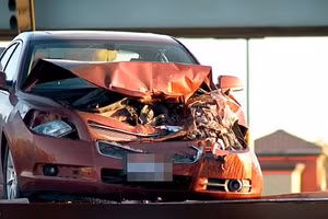 Chiếc xe bị hư hại nặng nề.