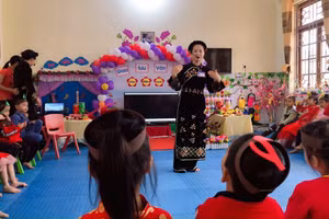 Tiết học về văn hóa các dân tộc ở bậc mầm non. 