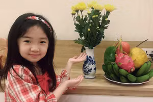 Nghỉ Tết là thời gian phụ huynh dạy con cách bày mâm ngũ quả, trang trí nhà... Ảnh NTCC.