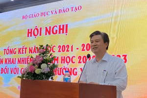 Thứ trưởng Bộ GD&ĐT Nguyễn Hữu Độ phát biểu tại hội nghị. Ảnh Ngô Chuyên.