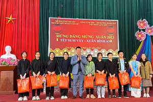 Học sinh nghèo được tặng quà trong dịp Tết Nguyên đán. Ảnh NT.