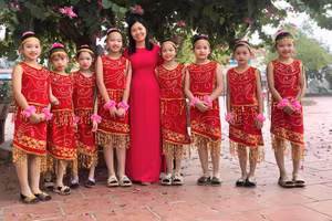  Cô Đinh Thị Phương Thảo – giáo viên Trường Tiểu học Ninh Giang, huyện Hoa Lư, tỉnh Ninh Bình cùng học trò của mình. Ảnh NVCC.