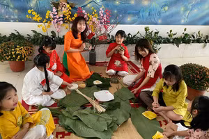 Nhiều trường tổ chức hoạt động gói bánh chưng cho học sinh. Ảnh minh hoạ.