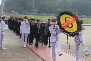 Đoàn đại biểu vào Lăng báo công dâng Bác.