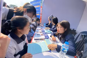 Trường ĐH Luật Hà Nội tư vấn tuyển sinh cho học sinh các trường THPT ở Hải Phòng. Ảnh Ngô Chuyên.