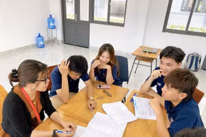 Cô Nguyễn Thị Mai Ly – giáo viên môn Ngữ văn Trường Quốc tế Song ngữ Học viện Anh Quốc - UKA Gia Lai cùng học trò của mình trao đổi bài học. Ảnh NTCC.