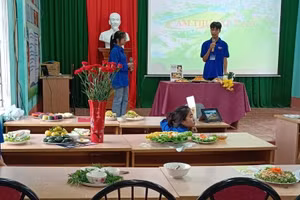 Học sinh Trường THPT Hữu Lũng thuyết phục món ăn trong môn giáo dục địa phương. Ảnh NT.