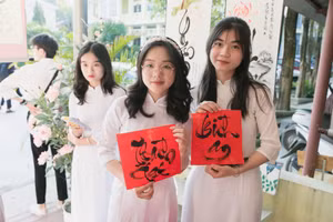 Nông Thị Lê (bên trái) cùng bạn của mình. Ảnh TM.