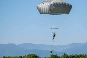 Một lính dù đáp xuống sân bay Cheshnegirovo, Bulgaria trong cuộc tập trận. (Ảnh: US Air Force)