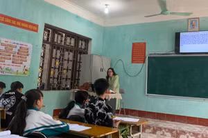Một tiết học của cô trò Trường PTDTBT Tiểu học và THCS Hoà Bình (huyện Văn Quan, tỉnh Lạng Sơn). Ảnh NTCC.