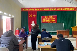 Cô Triệu Thị Tuyết - giáo viên Trường Tiểu học và THCS 1 An Sơn cùng học viên của mình. Ảnh Ngô Chuyên.