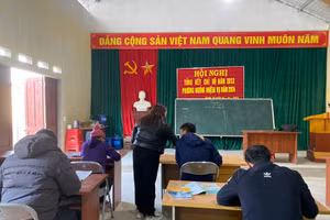 Cô Triệu Thị Tuyết - giáo viên Trường Tiểu học và THCS 1 An Sơn cùng học viên của mình. Ảnh Ngô Chuyên.