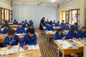 Một tiết học của cô Lương Ngọc Thanh – Phó hiệu trưởng Trường THPT DTNT tỉnh Lạng Sơn cùng học trò. Ảnh Ngô Chuyên.
