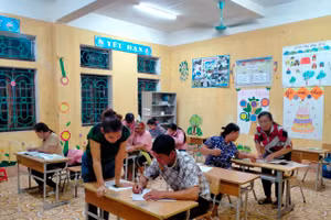 Học viên tham gia lớp xoá mù chữ ở huyện Sơn Động, Bắc Giang. Ảnh NTCC.