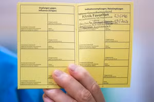 Giấy chứng nhận tiêm phòng Covid-19 tại Phòng khám Favoriten ở Vienna (Áo). (Ảnh: AFP).