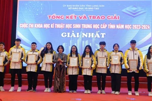 Học sinh Lạng Sơn nhận giải tại Cuộc thi khoa học kĩ thuật học sinh trung học.