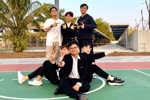 Trương Văn Quốc Đạt (ngoài cùng hàng thứ 2) và Đỗ Trọng Phước Nguyên (bên trái hàng thứ hai).