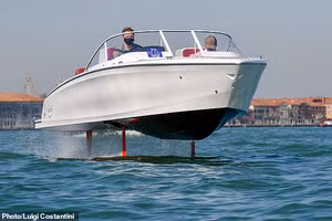 Chiếc thuyền cánh ngầm sử dụng trí tuệ nhân tạo (AI) đầu tiên trên thế giới đã được trình diễn tại Venice Boat Show.