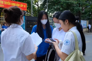 Thí sinh Hà Nội kết thúc môn thi thứ 2. Ảnh: Tú Anh.