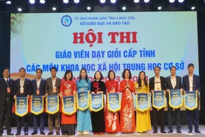 11 đoàn dự thi của 11 phòng Giáo dục và Đào tạo các huyện, thành phố.