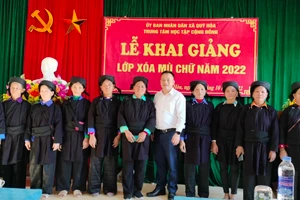 Người dân xã Quý Hòa (huyện Bình Gia, tỉnh Lạng Sơn) tham gia khai giảng lớp xoá mù chữ. Ảnh NVCC.