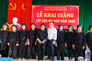 Người dân xã Quý Hòa (huyện Bình Gia, tỉnh Lạng Sơn) tham gia khai giảng lớp xoá mù chữ. Ảnh NVCC.