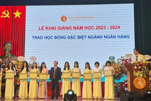 Sinh viên Học viện Ngân hàng nhận học bổng. Ảnh NC.