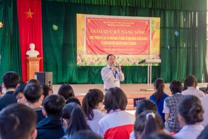 Thầy Vũ Sơn Hải – Hiệu trưởng Trường THPT Đồng Đăng (huyện Cao Lộc, tỉnh Lạng Sơn) chia sẻ tại buổi ngoại khóa giáo dục kỹ năng sống cho học sinh. Ảnh NT.