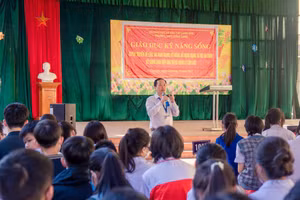 Thầy Vũ Sơn Hải – Hiệu trưởng Trường THPT Đồng Đăng (huyện Cao Lộc, tỉnh Lạng Sơn) chia sẻ tại buổi ngoại khóa giáo dục kỹ năng sống cho học sinh. Ảnh NT.