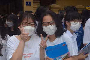 Thí sinh phấn khởi sau khi kết thúc Bài thi khoa học xã hội. Ảnh NC.