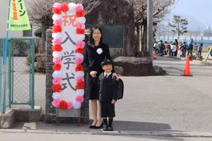 Chị Phan Thị Phương Thúy (ở Suzaka - tỉnh Nagano - Nhật Bản) cùng con trai trong ngày đầu đi học lớp 1. Ảnh PT.