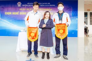 Cô Trần Thị Minh Tuyết – Phó Hiệu trưởng Trường THPT Xuân Phương cùng học trò của mình. Ảnh NT.