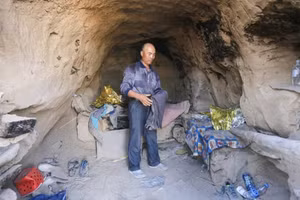  Anh Chu Khả Minh đứng trong hang động nơi anh ta sưởi ấm cho những vận động viên việt dã.