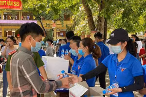 Tình nguyện viên tham gia hỗ trợ tiếp sức mùa thi. Ảnh Bảo Anh.